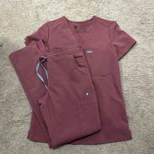 Figs women’s Catarina one pocket scrub top and Yola skinny scrub pants.